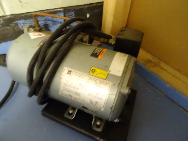 lot 93 image: Gast vacuum pump. 115 volt
