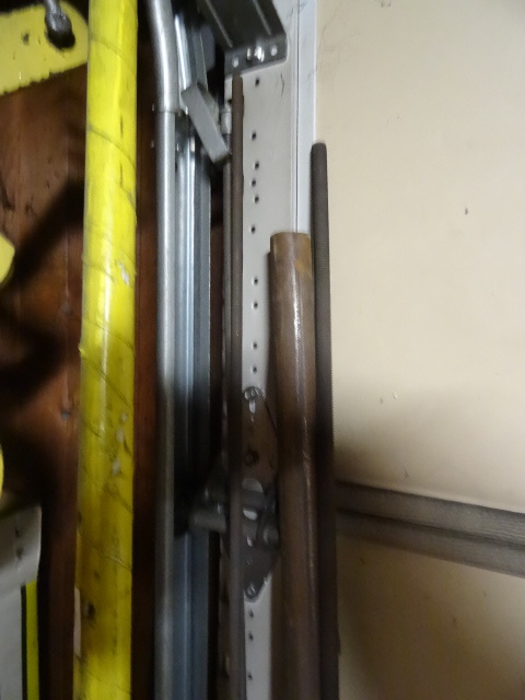 lot 95 image: 2 steel poles and misc threaded rod.