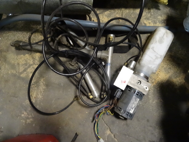 lot 101 image: Hydraulic unit and cylinders for hydraulic lift table.