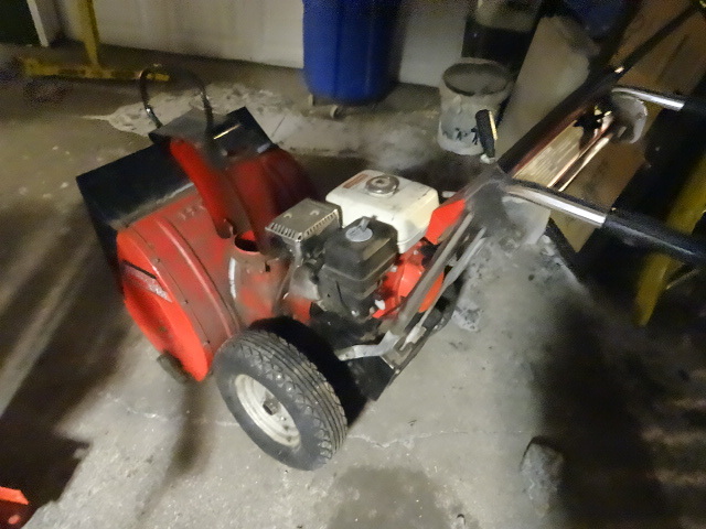 lot 104 image: Honda HS55 snow blower. 24 cut. Works great
