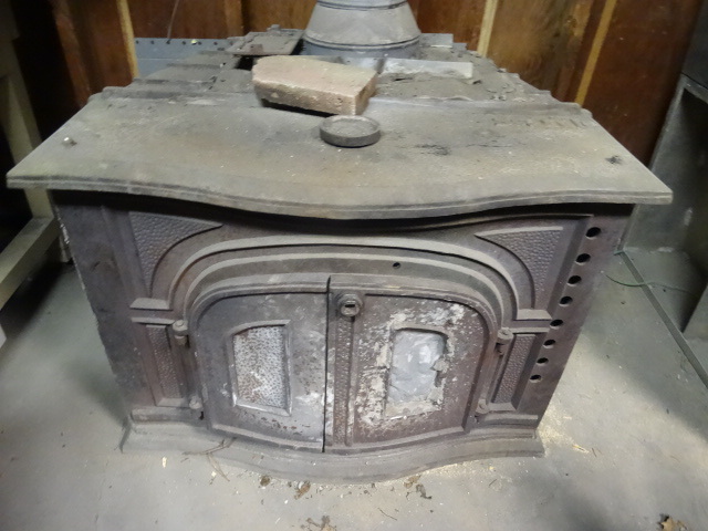 lot 109 image: Cast iron wood stove. Look at pics.  Buyer responsible to load.