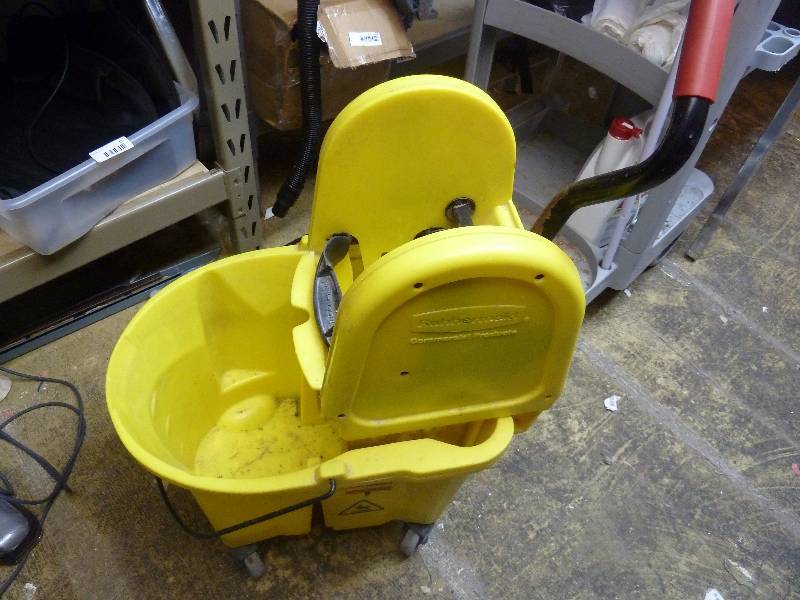 lot 7 image: Rubbermaid Mop Bucket with Wringer