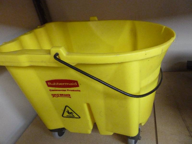 lot 8 image: Rubbermaid Mop Bucket