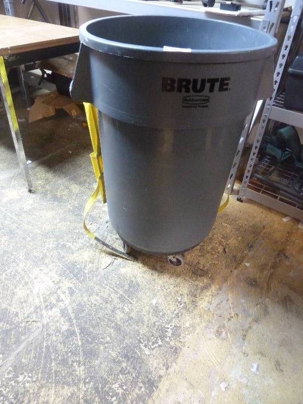 lot 57 image: Rubbermaid Brute Garbage Can on Wheels