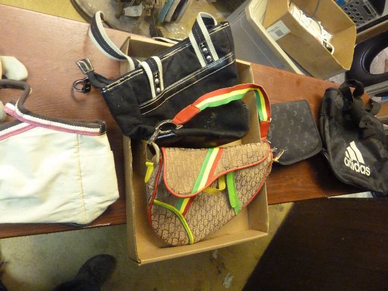 lot 86 image: PurseBag Lot
