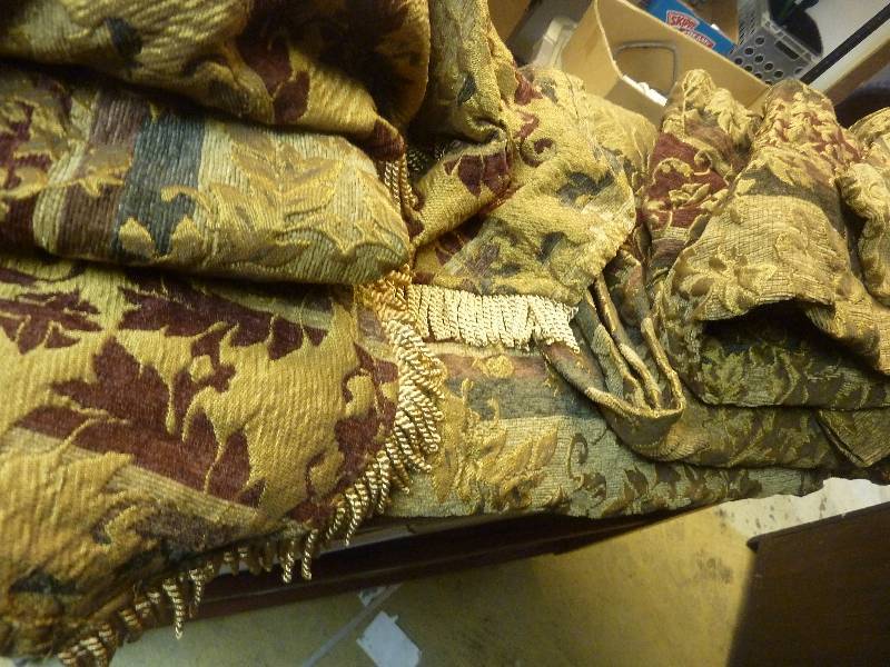 lot 90 image: Linen Lot