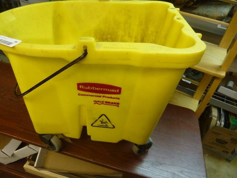 lot 99 image: Rubbermaid Mop Bucket