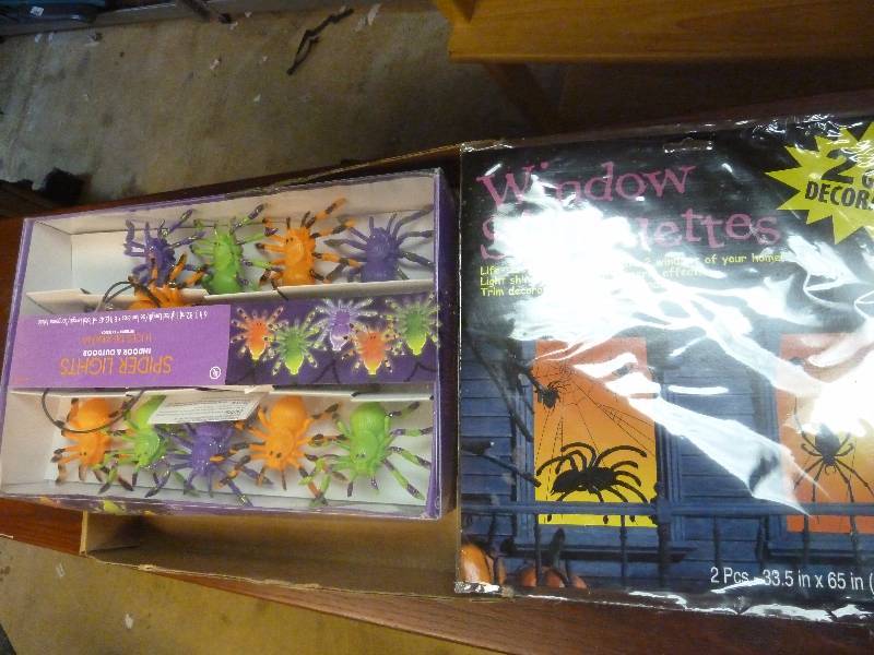 lot 118 image: Halloween Decor