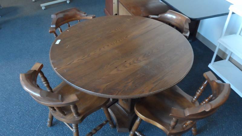 Dining Room Table & Chairs