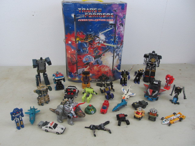 lot 4 image: Vintage Transformers & Gobots wCollectors Case