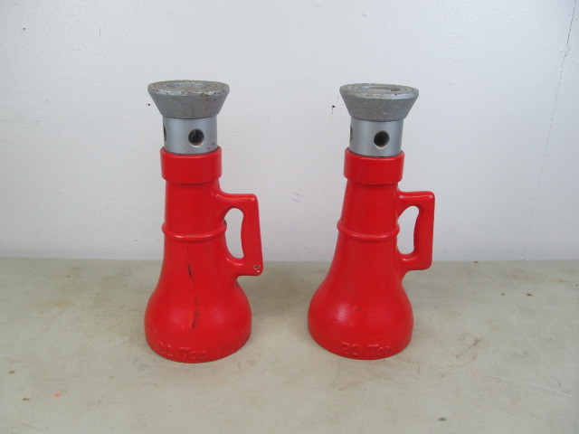 lot 16 image: 2 NICE Newer 20 Ton Screw Jacks