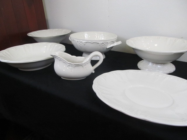 lot 25 image: Matching Set of Italian Crate & Barrel Serving Items