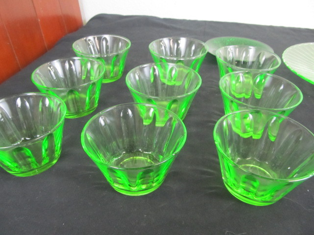 lot 28 image: Lot of Vaseline & Depression Glass