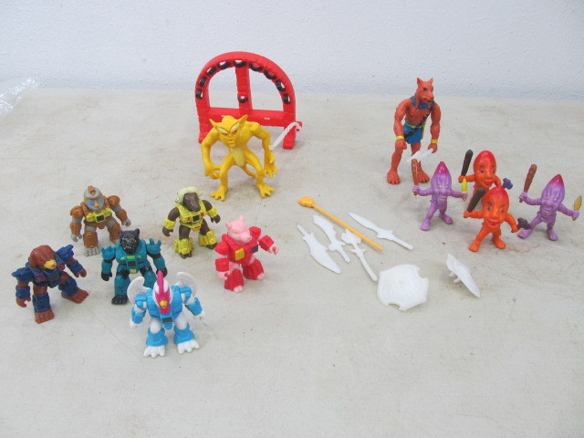 lot 33 image: Transformers Battle Beasts & Other World Figures
