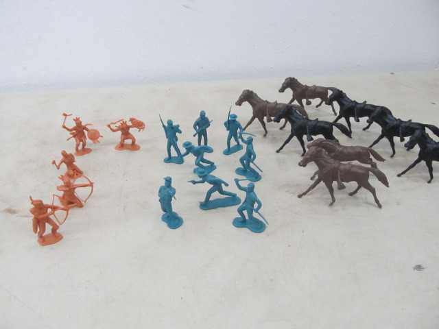 lot 34 image: Vintage MARX 1960s 54mm Soldiers & Indians