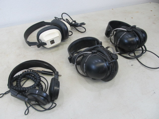 lot 40 image: 4 Vintage Headphone Sets