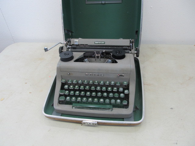 lot 41 image: Vintage ROYAL Quiet Deluxe Typewriter