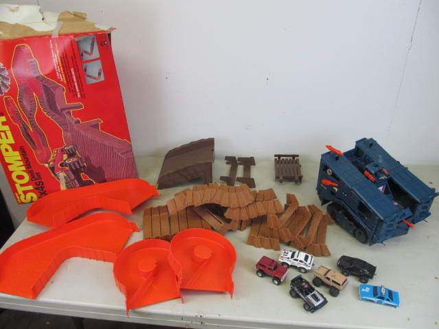 lot 58 image: Vintage Schaper Stompers Play Set & Extra Cars
