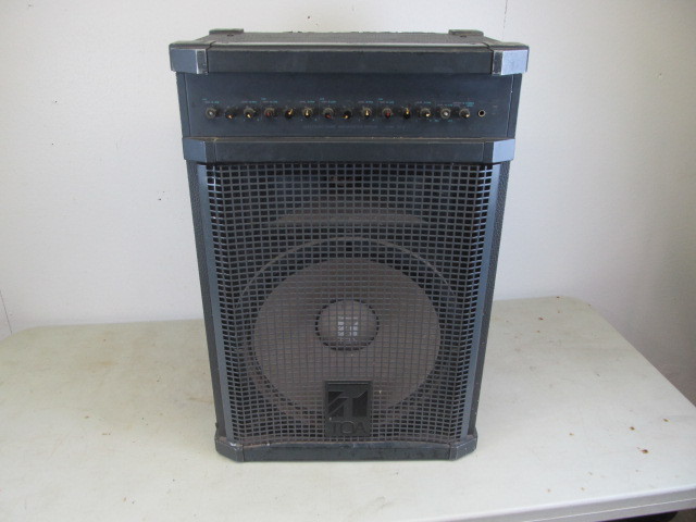 lot 59 image: Large TOA Model KD-2 Amplifier