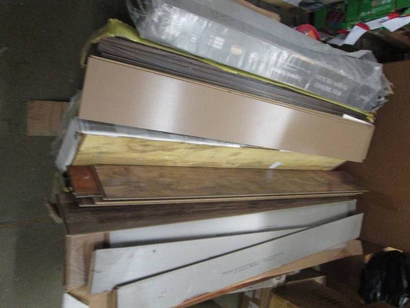 pallet of glueless laminate floorin...