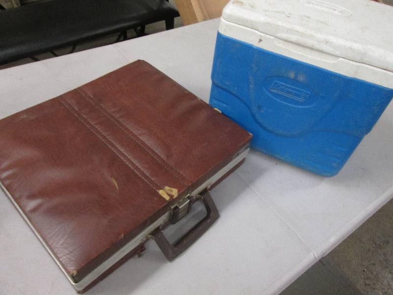 Coleman Cooler with large lot of mu...