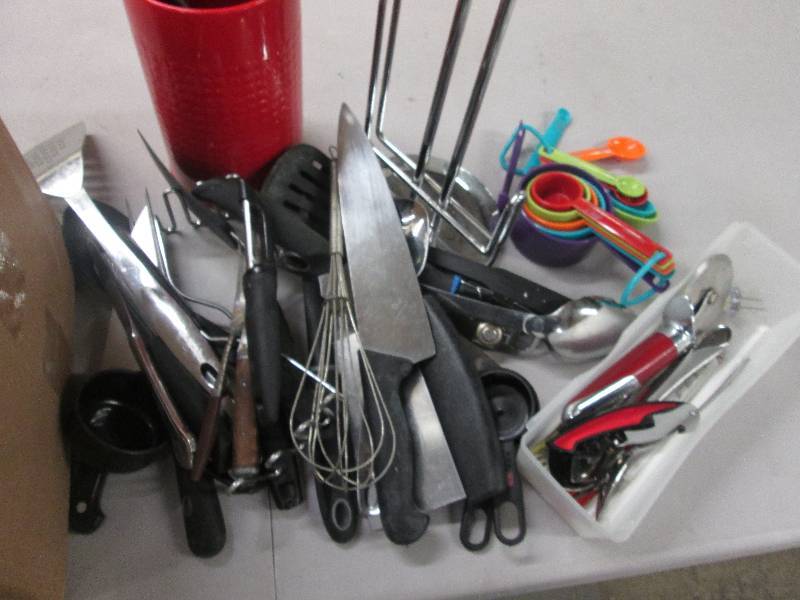 Huge Lot of Kitchen Gadgets, Utensi...