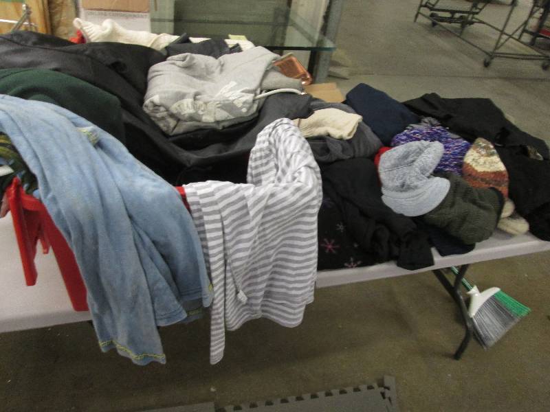Large Lot of Ladies Clothes, mostly...