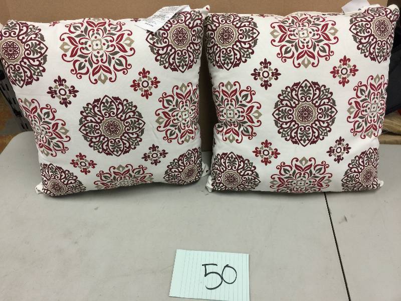 lot 50 image: Lot of 2 decorative pillows
