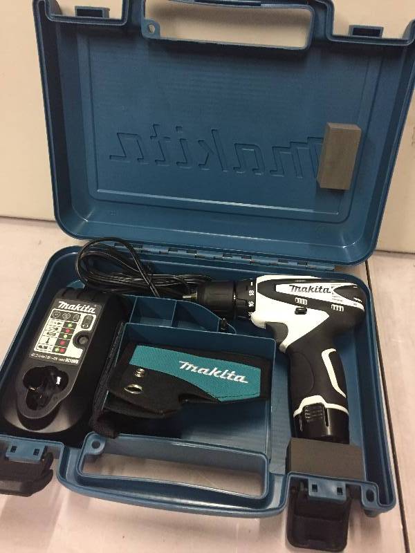 lot 93 image: Makita 12-Volt Max Lithium-Ion 38 in. Cordless Driver-Drill Kit in like New conditions