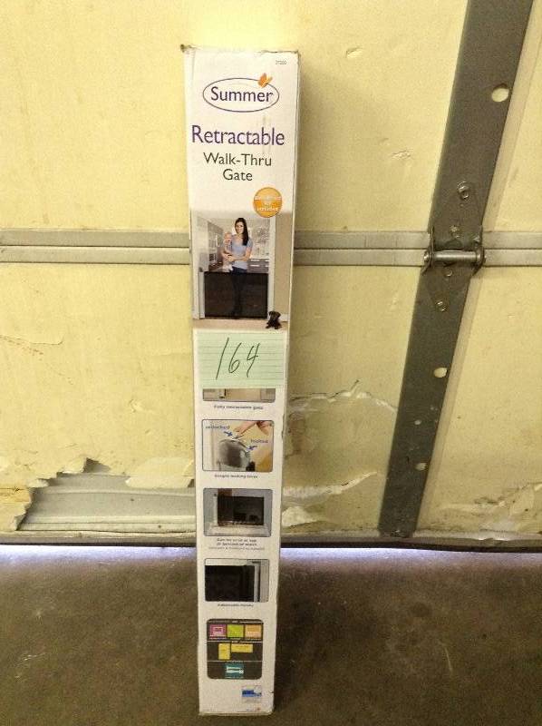 lot 164 image: Summer Infant 31 in. Retractable Hardware Gate open box