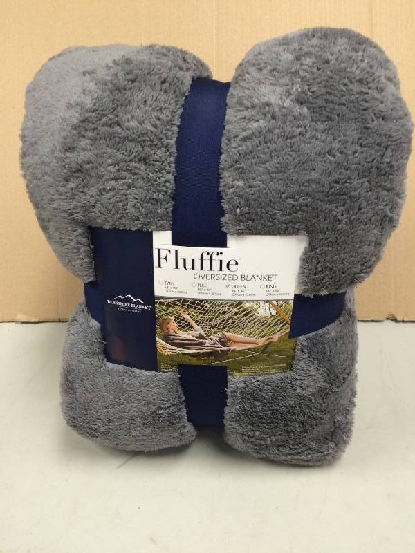 lot 15 image: Fluffie Oversized Blanket New
