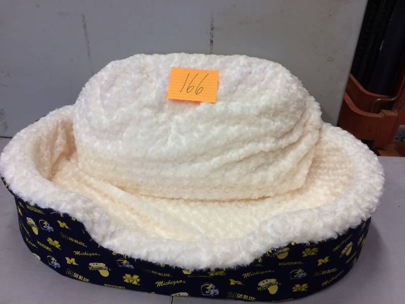 lot 166 image: Pampered Pets The University Of Michigan Collection Oval Bed Large