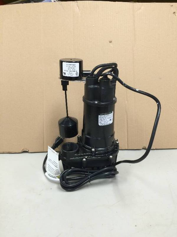 lot 28 image: Cast Iron Submersi ble Sump Pump 13 HP