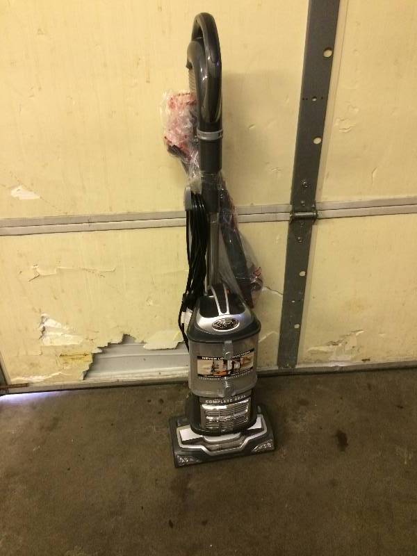 lot 161 image: Shark Navigator Lift Upright Vacuum used in working condition