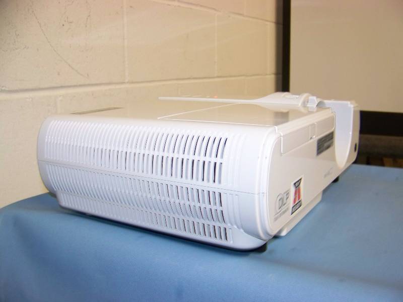 lot 17 image: Mitsubishi, XD221U, DLP Projector with Remote Control