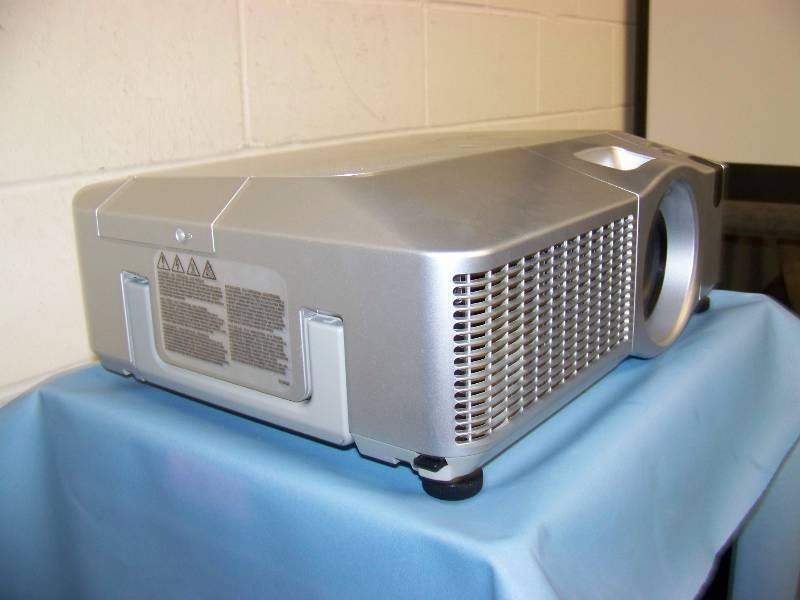 lot 15 image: Hitachi, CP-X605, LCD Projector