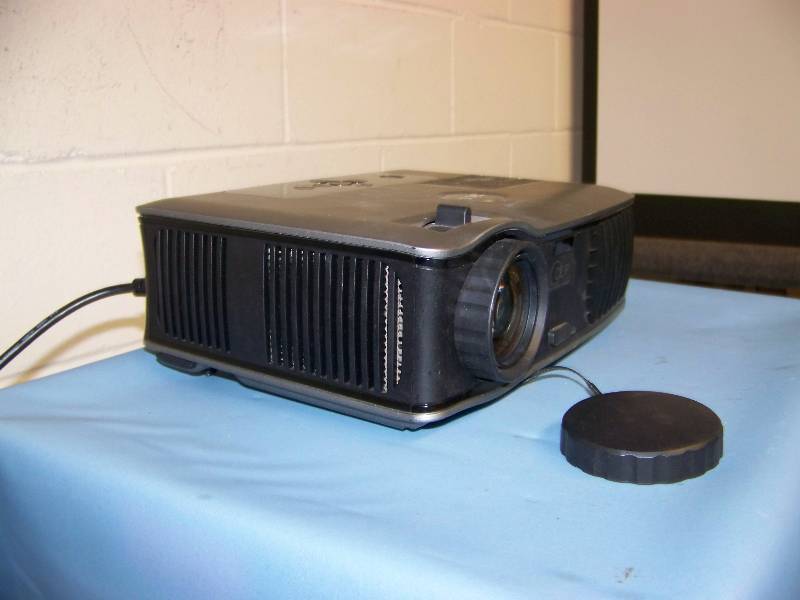 lot 18 image: Dell, 2400MP, DLP Projector