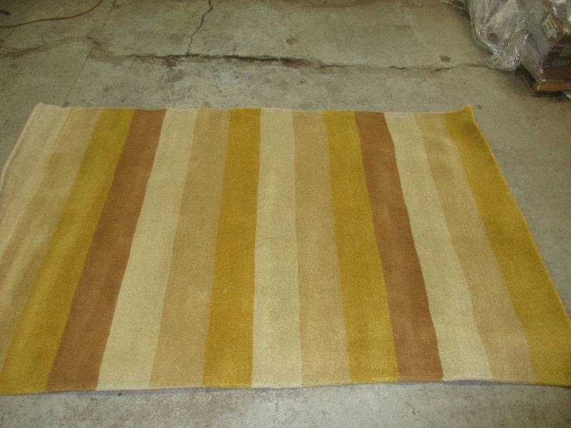 lot 52 image: 96 x 58 rug