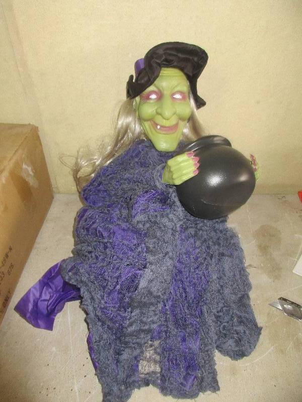 lot 94 image: light up Halloween laughing witch