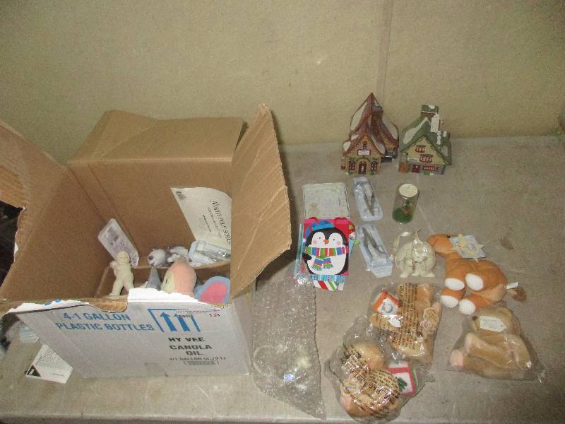 lot 131 image: teddy bears- elves bunkhouse and mini figures