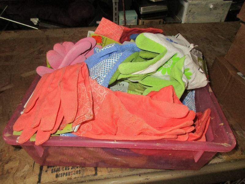 lot 12 image: 30 pairs of gardening gloves