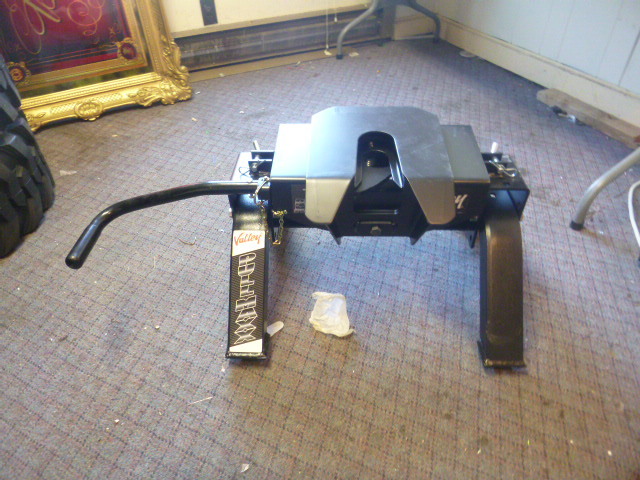 lot 4 image: Valley Pullmaxx 5th Wheel Hitch