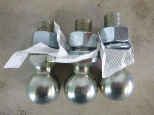 lot 32 image: 3 Balls