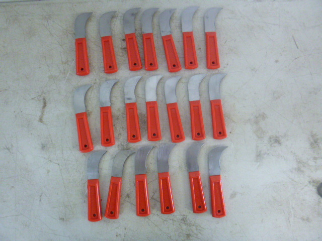 lot 142 image: 20 Carpet Knives