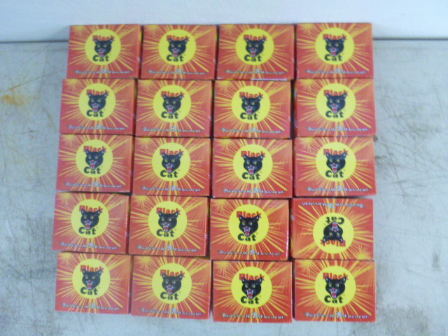lot 352 image: 20 Boxes of Black Cat Super Snaps
