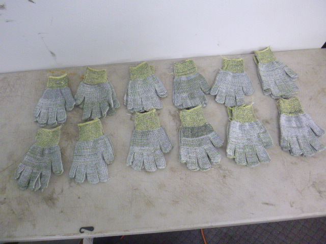 lot 370 image: 12 Pair of Gloves