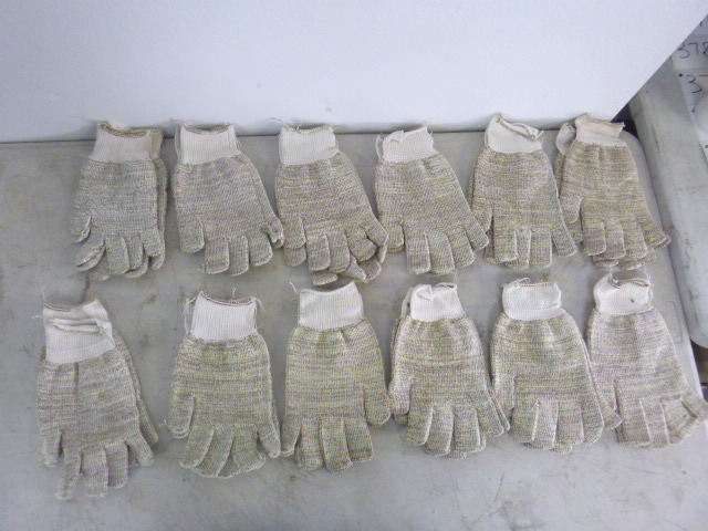 lot 371 image: 12 Pair of Gloves