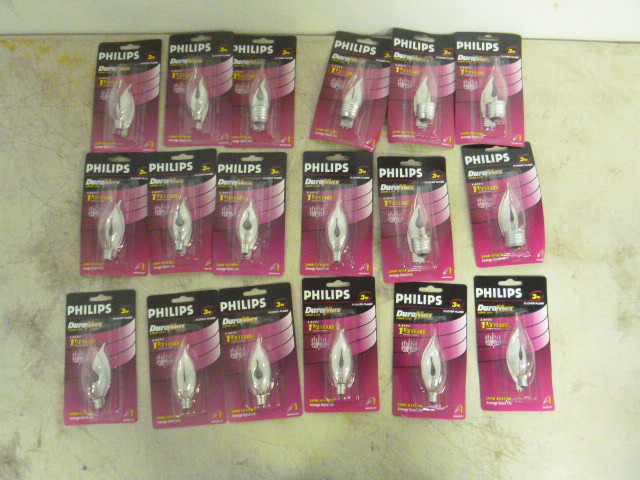 lot 422 image: 18 Philips Flicker Flame Duramax Light Bulbs