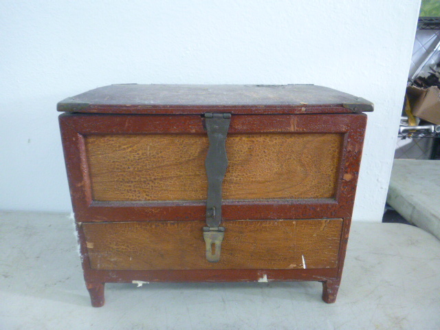 lot 443 image: Vintage Keepsake Chest