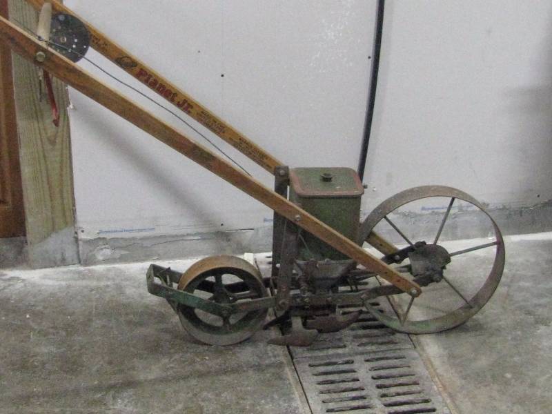 lot 2 image: Planet Junior Seeder